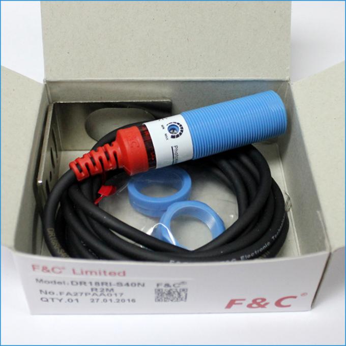 12V Dc M18 사려깊은 원통 모양 광전자적인 감지기 3 철사 산만한 스위치 세륨